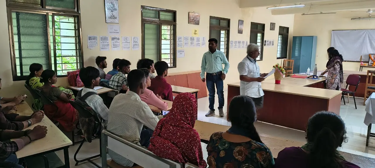 तिसरा रोजगार मेळावा 2026 — Eagle Hi-Tech प्रतिनिधी विद्यार्थ्यांना मार्गदर्शन करताना