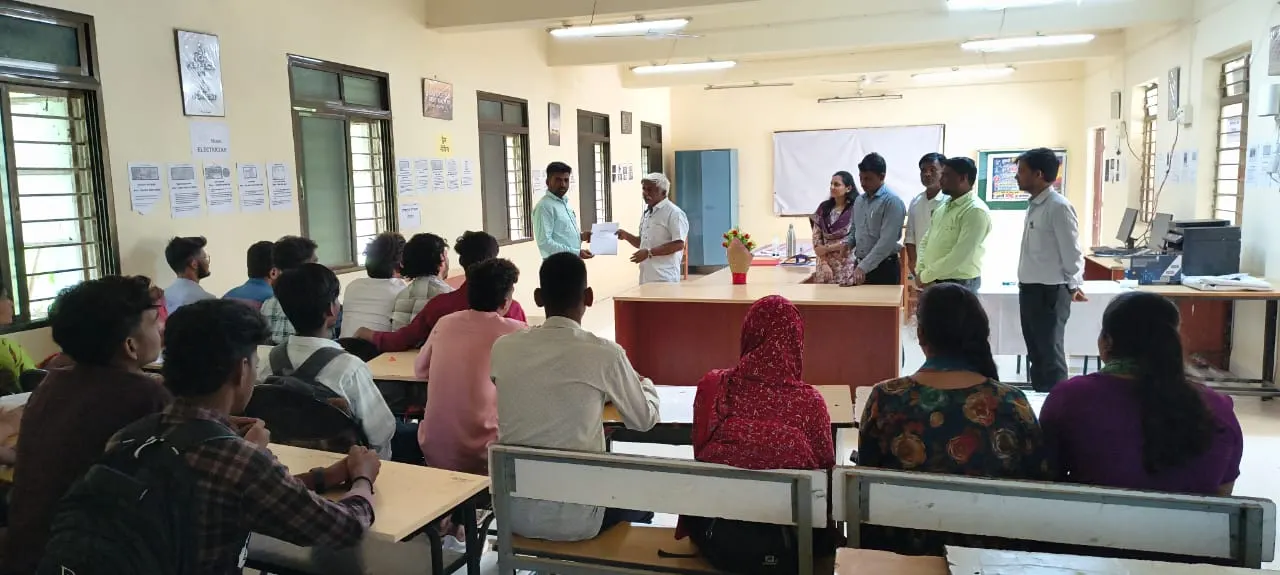 तिसरा रोजगार मेळावा 2026 — विद्यार्थ्यांसमोर कंपनी प्रतिनिधी व संस्था अधिकारी